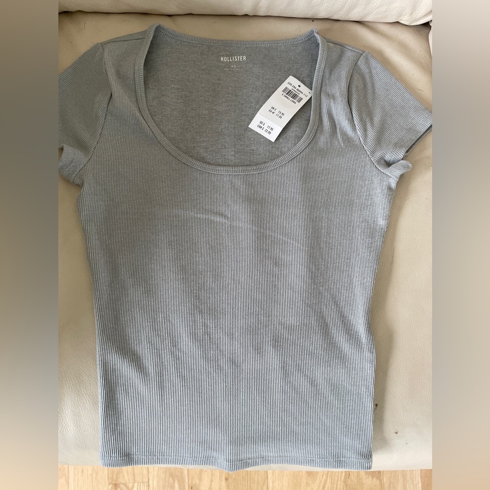 Hollister Women's Scoop Neck Ribbed Tee in Light gray. Size Xs . New w tags